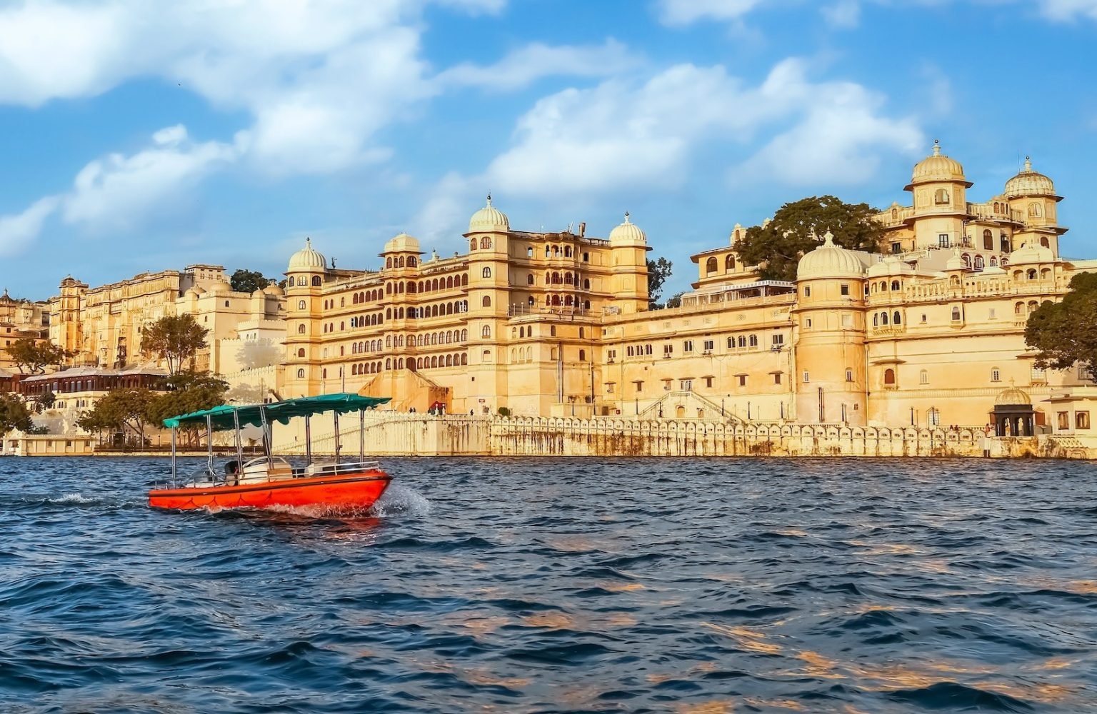 Udaipur City Palace beside beautiful Lake Pichola at Udaipur, Rajasthan, India